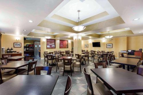 a dining room with tables and chairs in a restaurant at The Oaks Hotel & Suites in Paso Robles