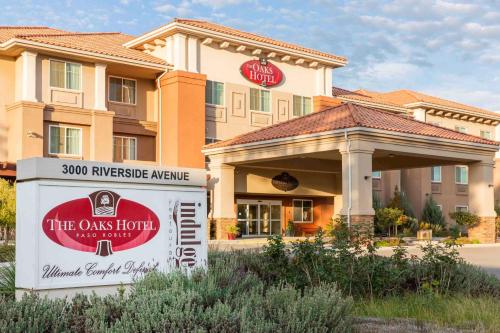 a hotel sign in front of a building at The Oaks Hotel & Suites in Paso Robles