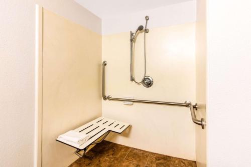 um WC com um banco numa casa de banho em Quality Inn Valley - West Point em Valley