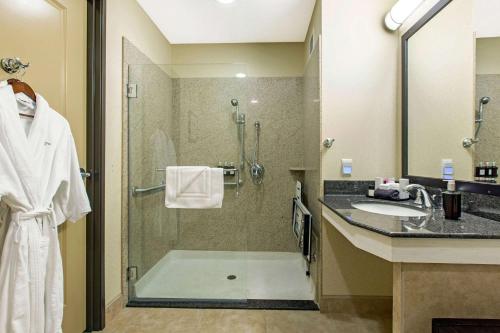 Kamar mandi di The Oaks Hotel & Suites