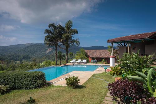 Bazén v ubytování Heritage Resort Coorg nebo v jeho okolí