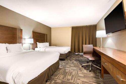Posteľ alebo postele v izbe v ubytovaní Quality Inn & Conference Centre