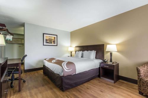 Cama ou camas em um quarto em Quality Inn Downtown Historic District