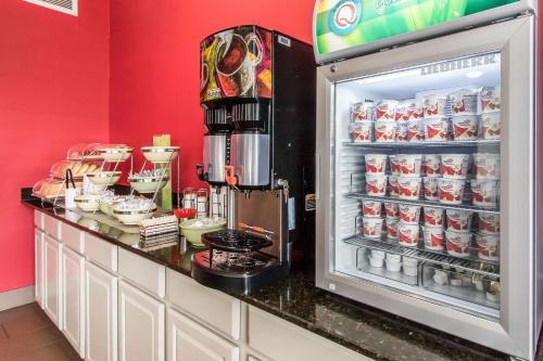 Příslušenství pro přípravu čaje a kávy v ubytování Quality Inn Downtown Historic District