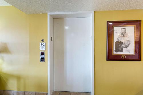 a white door in a room with a picture on the wall at Parkway Inn of Birmingham in Birmingham