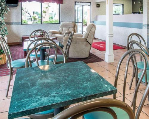 Econo Lodge Dothan Westにあるシーティングエリア