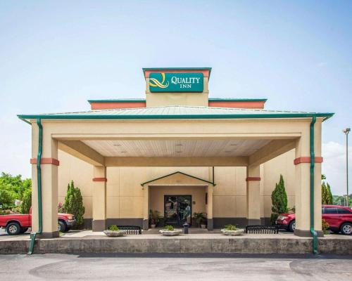a front entrance to a court motel at Quality Inn Florence East in Florence
