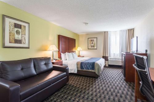 ein Hotelzimmer mit einem Bett und einer Couch in der Unterkunft Comfort Inn Decatur Priceville in Decatur