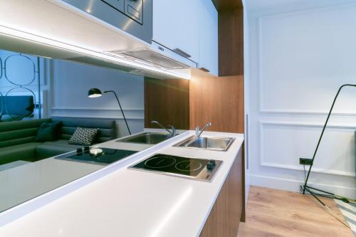 kuchnia z 2 umywalkami i salon w obiekcie Livemalaga Centro Suites w Maladze