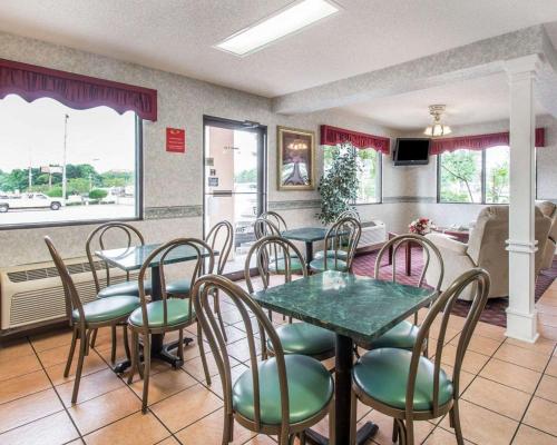 ドーサンにあるEcono Lodge Dothan Westのテーブルと椅子のあるダイニングルーム