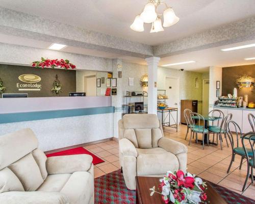 Econo Lodge Dothan Westにあるキッチンまたは簡易キッチン