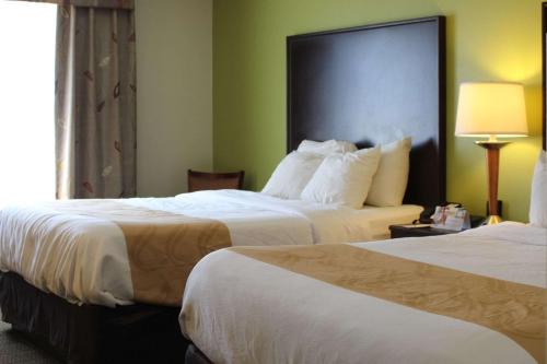 A bed or beds in a room at Quality Inn Florence Muscle Shoals