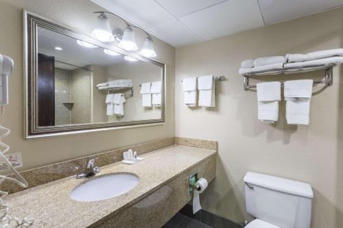 ห้องน้ำของ Comfort Inn Decatur Priceville