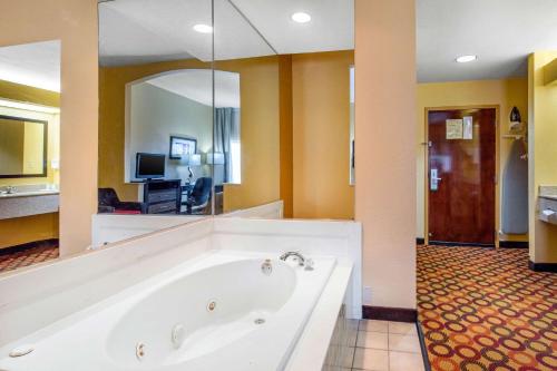 - une grande salle de bains pourvue d'une grande baignoire dans l'établissement Quality Inn & Suites Montgomery East Carmichael Rd, à Montgomery