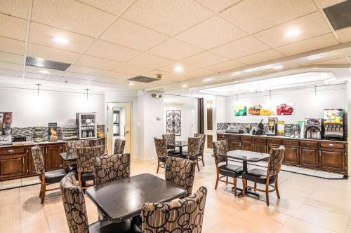 a restaurant with tables and chairs and a counter at Quality Inn Alexander City in Alexander City