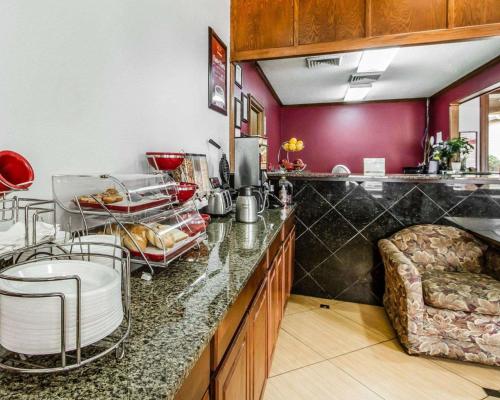 een keuken met een aanrecht en stoelen. bij Econo Lodge Inn & Suites Enterprise in Enterprise