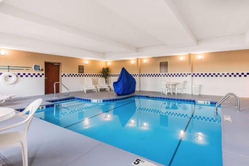 a large pool with blue water in a building at Comfort Suites Tuscaloosa near University in Tuscaloosa