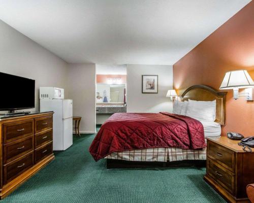 A bed or beds in a room at Econo Lodge Inn & Suites Enterprise