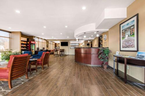 a lobby of a hospital with chairs and a waiting room at Comfort Suites Tuscaloosa near University in Tuscaloosa