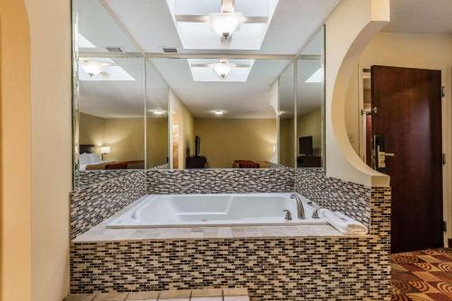 Bilik mandi di Comfort Inn & Suites Jasper Hwy 78 West
