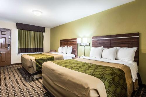 ein Hotelzimmer mit 2 Betten und einem Fenster in der Unterkunft Econo Lodge in Jasper