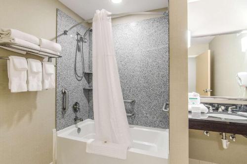 Phòng tắm tại Comfort Suites Bentonville - Rogers