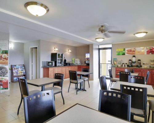 een eetkamer met tafels en stoelen in een restaurant bij Quality Inn & Suites Clarksville in Clarksville