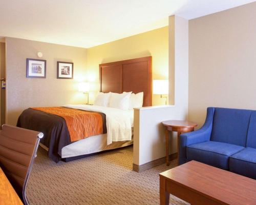 Tempat tidur dalam kamar di Quality Inn & Suites I-40 East