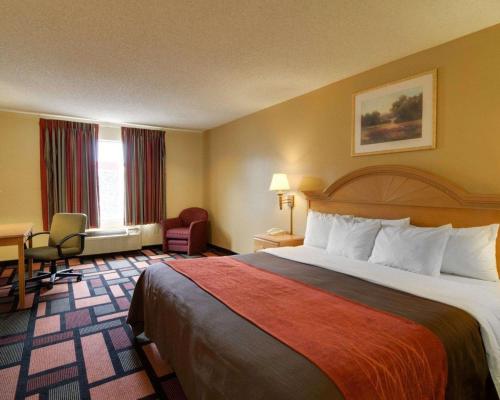 a hotel room with a bed and a desk at Quality Inn & Suites Malvern in Malvern