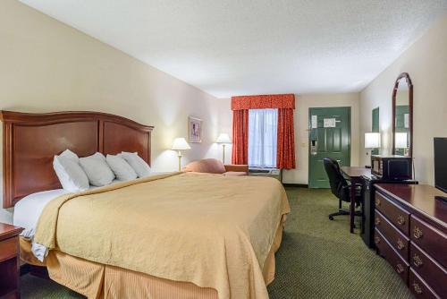 um quarto de hotel com uma cama e uma televisão em Quality Inn & Conference Center em Heber Springs