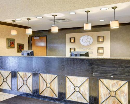 a lobby of a hospital with a bar at Comfort Suites Conway in Conway