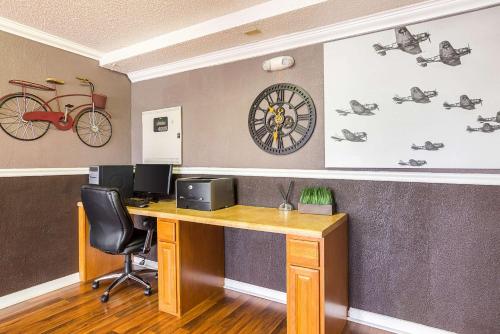an office with a desk with a computer and a bike on the wall at Econo Lodge Jacksonville near Little Rock Air Force Base in Jacksonville