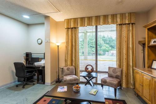 a living room with a desk and a window at Quality Inn & Conference Center in Heber Springs