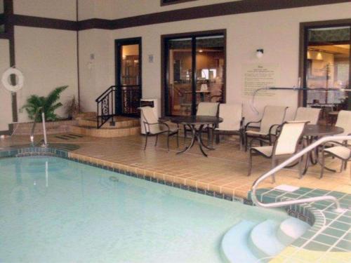 Kolam renang di atau dekat dengan Quality Inn & Suites Searcy I-67