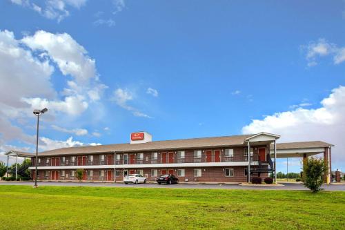 a large building with cars parked in front of it at Econo Lodge Inn & Suites Searcy in Searcy