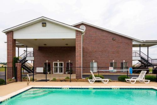 a house with a swimming pool in front of a house at Econo Lodge Inn & Suites Searcy in Searcy