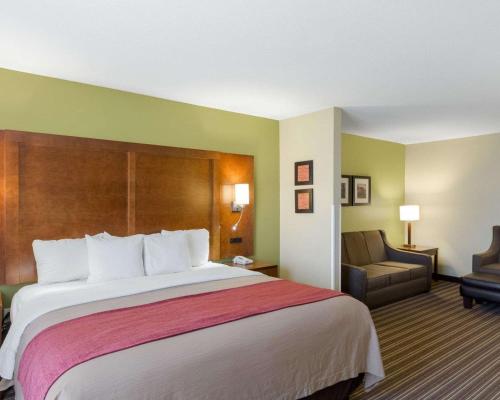 A bed or beds in a room at Comfort Inn & Suites Fayetteville-University Area