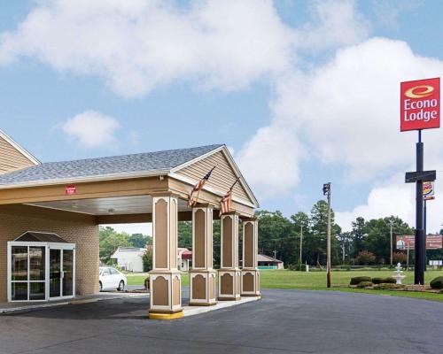 a gas station with a sign in front of it at Econo Lodge Pine Bluff in Pine Bluff