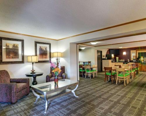 Khu vực ghế ngồi tại Quality Inn Fort Smith I-540
