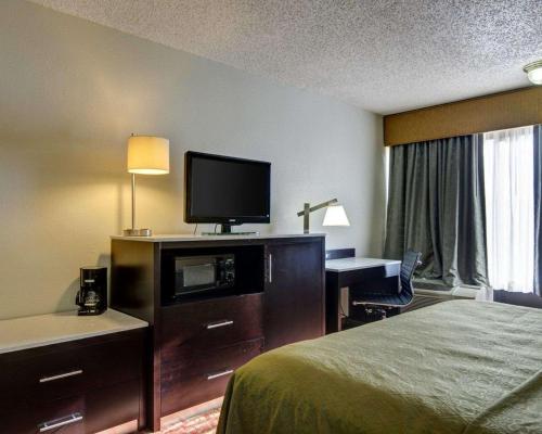 TV/trung tâm giải trí tại Quality Inn Fort Smith I-540