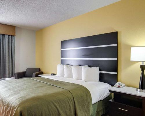 Giường trong phòng chung tại Quality Inn Fort Smith I-540