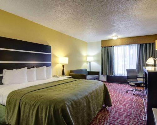Giường trong phòng chung tại Quality Inn Fort Smith I-540