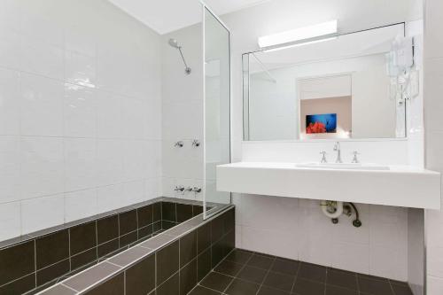 Bathroom sa Comfort Inn Cairns City