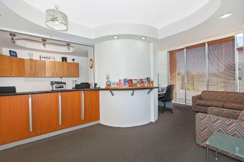 ein Büro mit einer Küche und einer Theke in einem Zimmer in der Unterkunft Comfort Inn & Apartments Northgate Airport in Brisbane