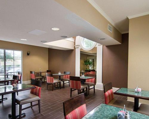 un comedor con mesas y sillas en un restaurante en Quality Inn & Suites Little Rock West, en Little Rock