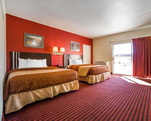 um quarto de hotel com duas camas e uma janela em Rodeway Inn at Lake Powell em Page