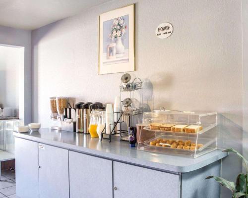 Kuchyň nebo kuchyňský kout v ubytování Rodeway Inn Winslow I-40