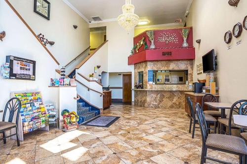 Kuchyň nebo kuchyňský kout v ubytování Rodeway Inn & Suites Lake Havasu City