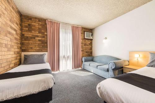 En eller flere senge i et værelse på Comfort Inn Dubbo City