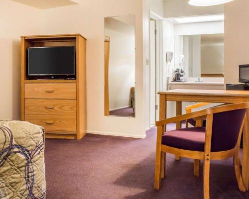 Μια τηλεόραση ή/και κέντρο ψυχαγωγίας στο Rodeway Inn Silver Creek Inn